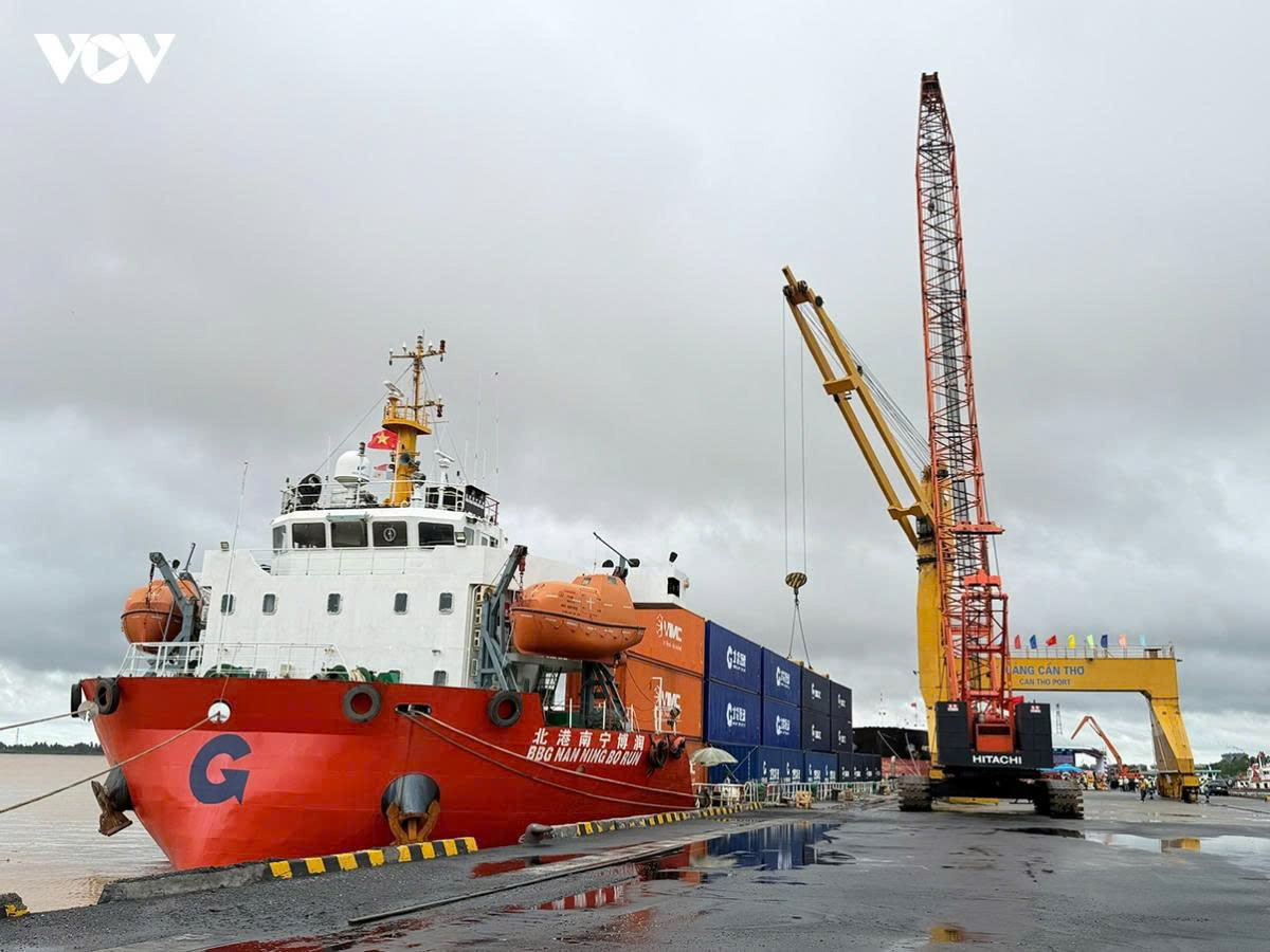 First container vessel from China arrives in Can Tho via river-sea route